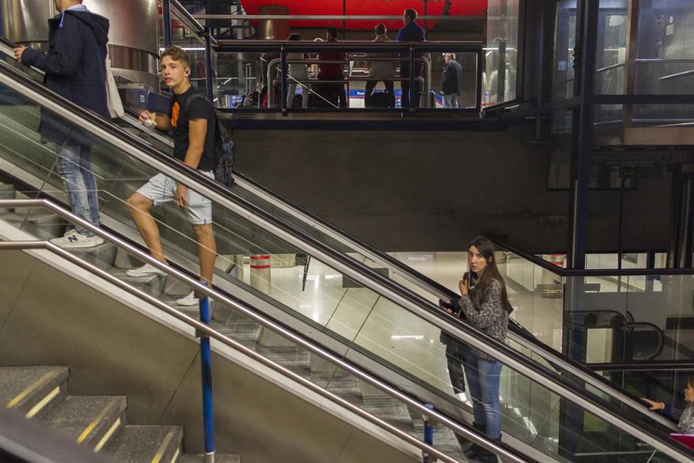 Archivo - Archivo.- Metro de Madrid, escaleras mecánicas
