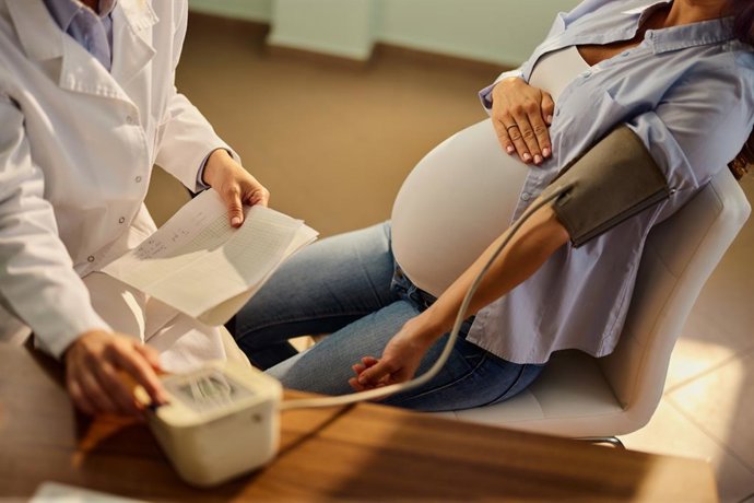 Archivo - Embarazada, preeclampsia, hipertensión