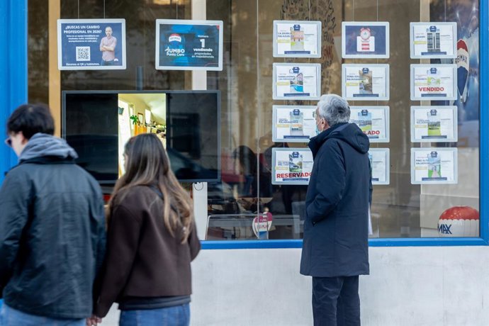 Archivo - Un hombre mirando los anuncios de una inmobiliaria