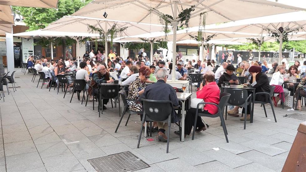 Archivo - Terraza aborratada de gente en Plaza de España de Zaragoza