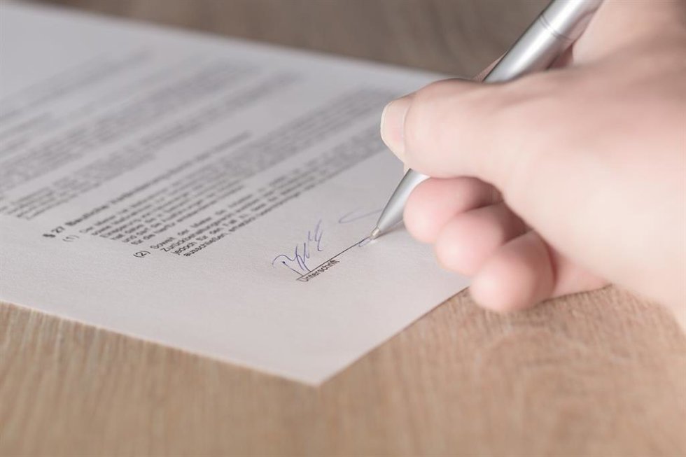 Archivo - Firma de un testamento solidario.