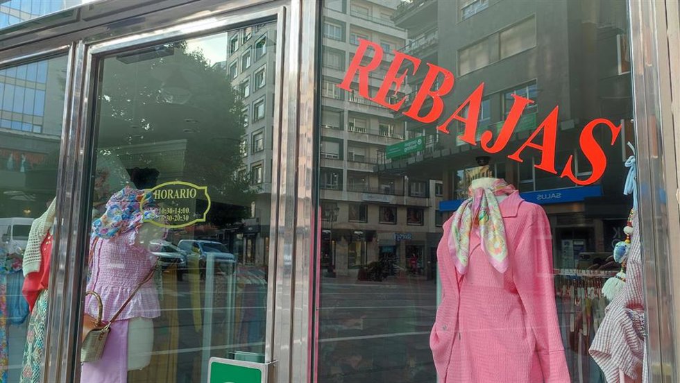 Archivo - Una tienda de ropa de Oviedo con el cartel de rebajas en julio. Imagen de archivo de comercio minorista, IPC, precios, rebajas.