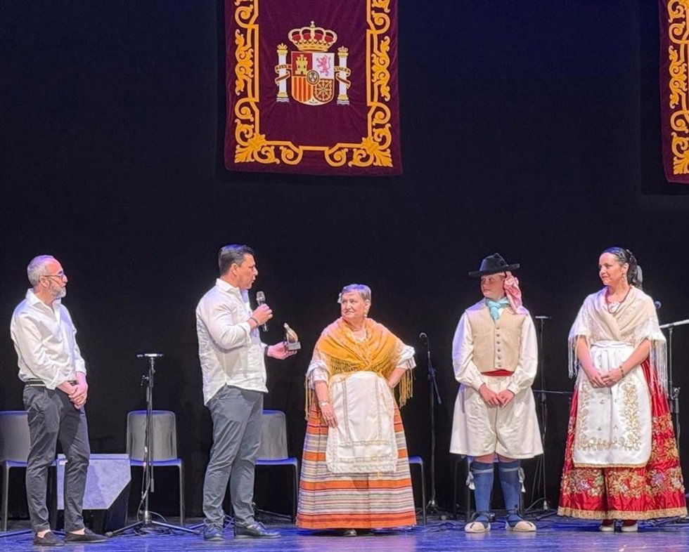 El alcalde José Miguel Luengo recibe la 'Postiza de Oro' del grupo de Coros y Danzas Mar Menor