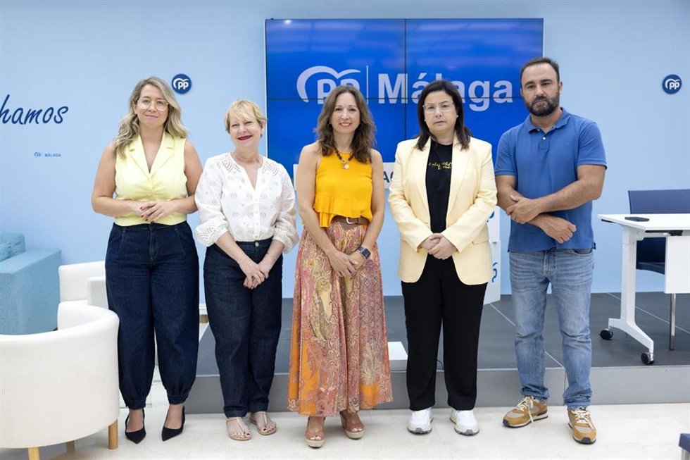 La presidenta del PP de Málaga, Patricia Navarro, en un encuentro de trabajo con la portavoz de Interior del Grupo Popular en el Congreso de los Diputados, Ana Vázquez.