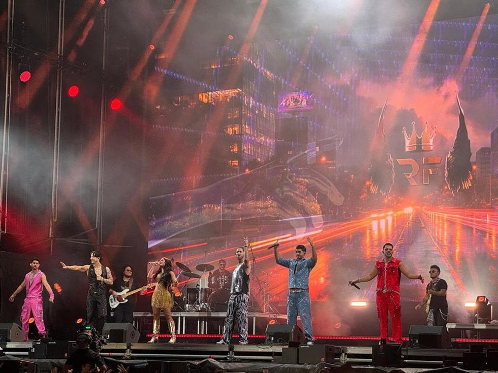 Los actores Carlos Torres, María José Vargas, Juan Palau, Kevin Bury, Jay Torres y Juan Manuel Restrepo durante el concierto de 'La Reina del Flow' en Sevilla.