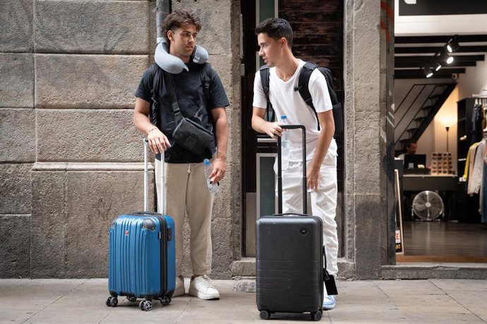 Archivo - Dos turistes amb maletes al centre de Barcelona