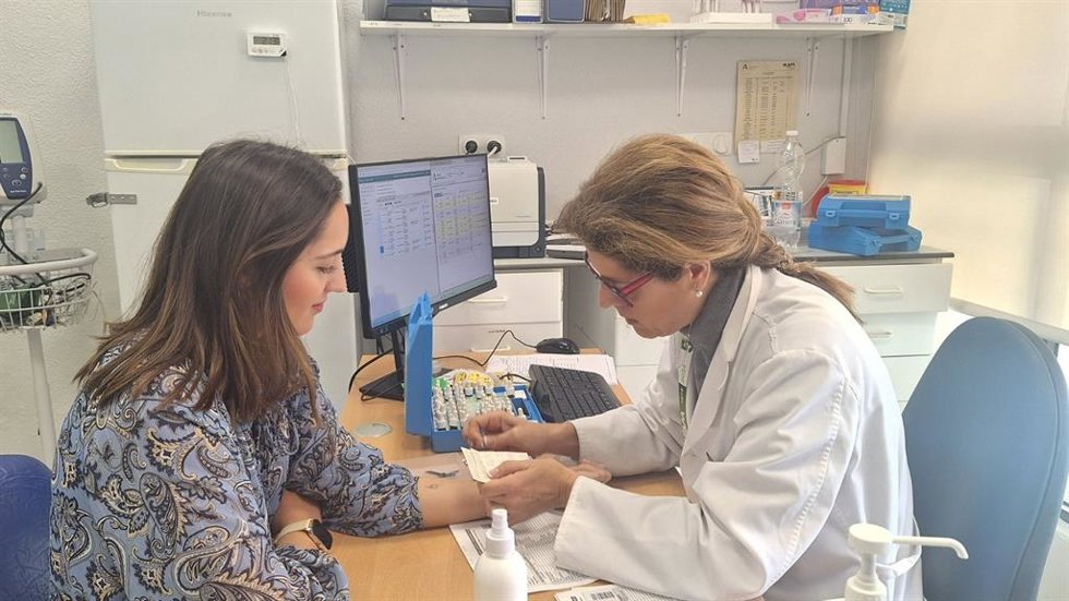 Una doctora realiza un test cutáneo para las pruebas de alergias com imagen de recurso