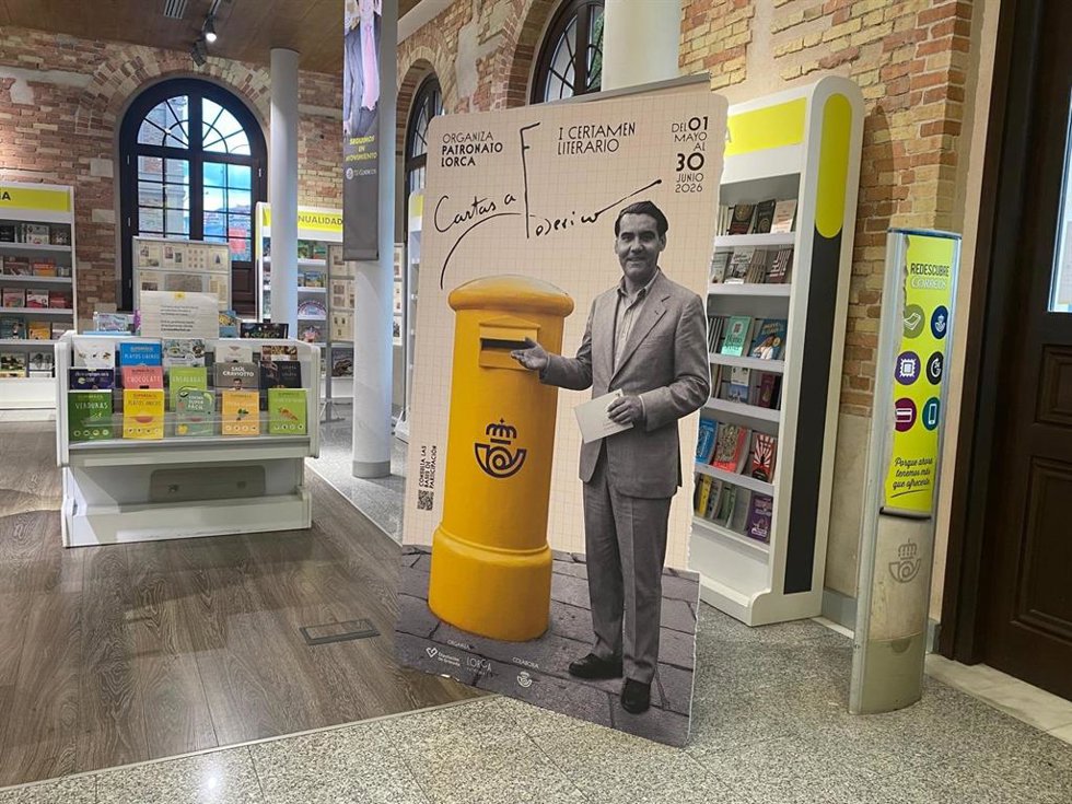 Oficina de Correos con imagen del certamen 'Cartas a Federico'