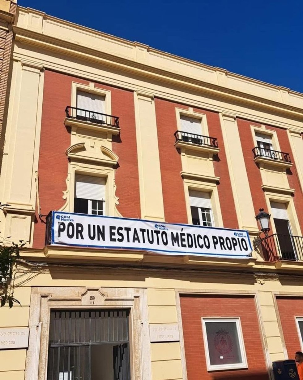 Cartel contra el Estatuto Marco del Gobierno en la fachada de la sede del Colegio de Médicos de Huelva.