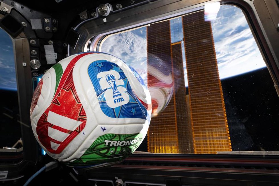 La NASA envía el balón del Mundial de Fútbol al espacio