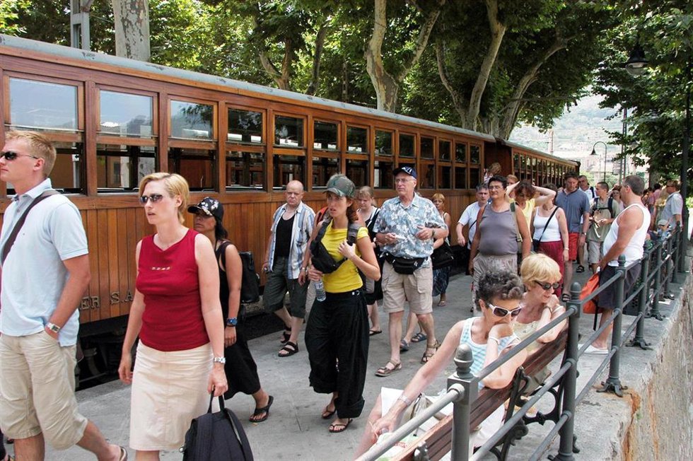 Archivo - Turistas en la estación del tren de Sóller.
