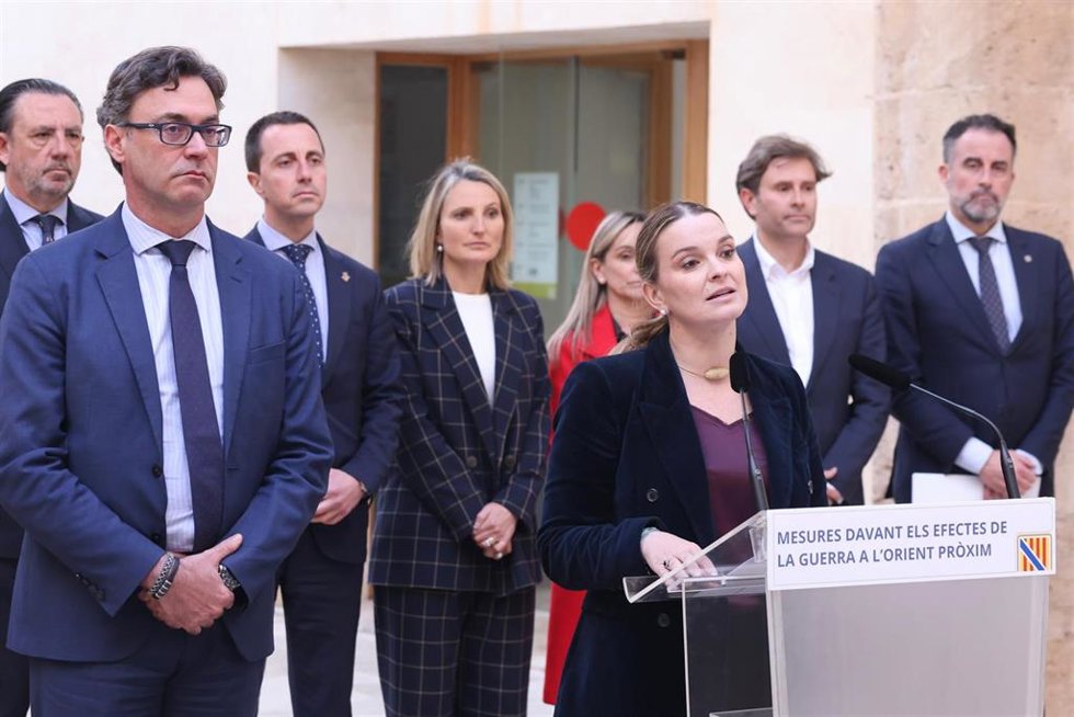 Archivo - La presidenta del Govern, Marga Prohens, junto a algunos miembros de su Ejecutivo en una imagen de archivo