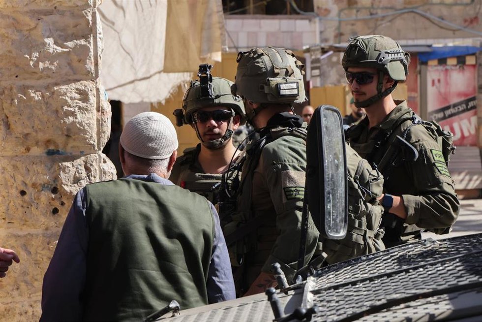 Archivo - Visita de colonos judíos a la ciudad vieja de Hebrón bajo una estrecha vigilancia de las Fuerzas de Defensa de Israel, en detrimento de los residentes palestinos.