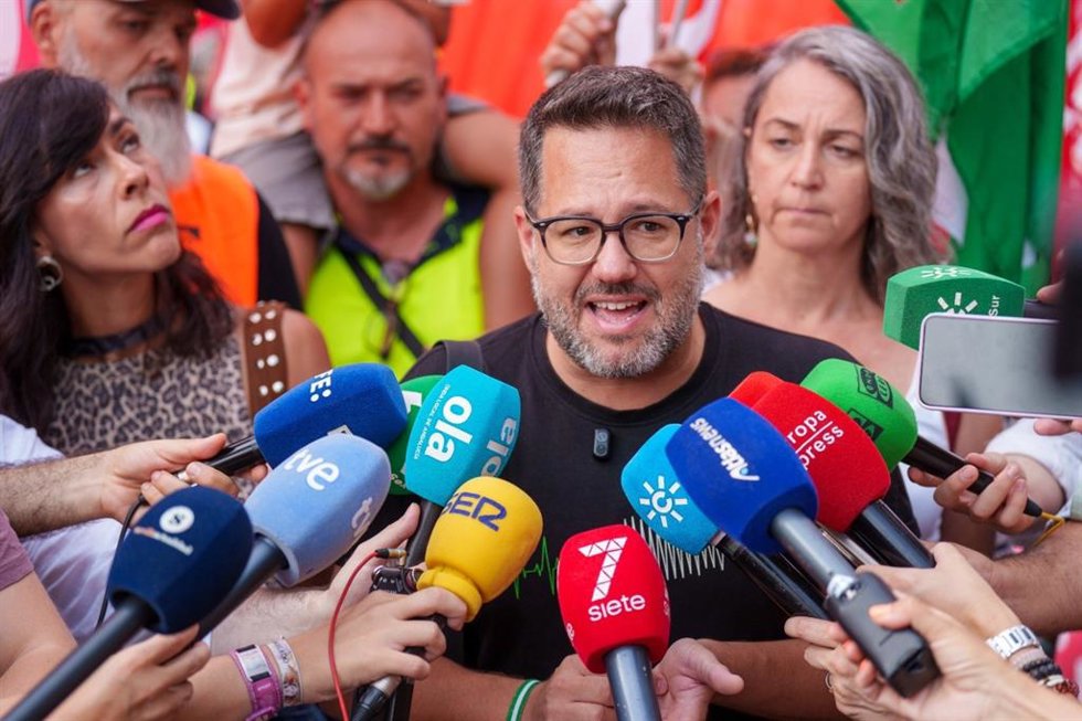 El portavoz de Adelante Andalucía, José Ignacio García, en una atención a los medios durante la manifestación en apoyo a los trabajadores del sector logístico de Sevilla.