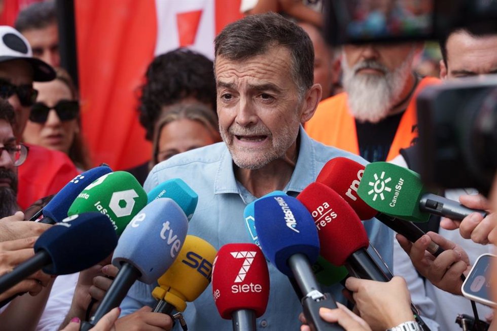 El coordinador federal de IU, Antonio Maíllo, atiende a los medios en Sevilla a una movilización convocada por CCOO en apoyo a los trabajadores del sector logístico sevillano.