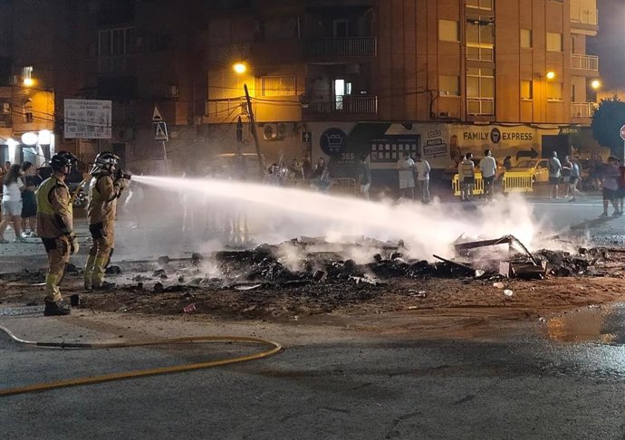 Bomberos del SEIS extinguiendo una hoguera