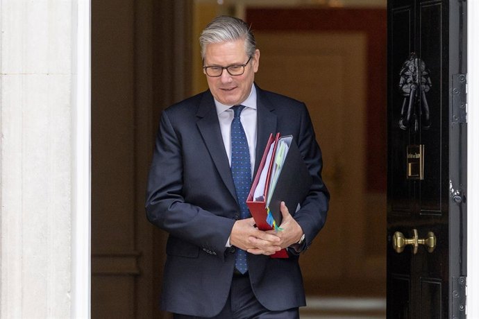 10 de junho de 2026, Londres, Reino Unido: O primeiro-ministro do Reino Unido, Keir Starmer, sai do número 10 da Downing Street, antes da sessão de perguntas ao primeiro-ministro na Câmara dos Comuns, em Londres.