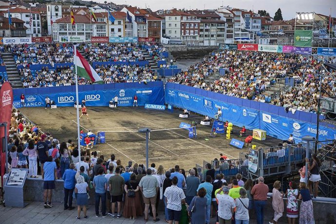 Archivo - Torneo Tenis Playa de Luanco, en una imagen de archivo