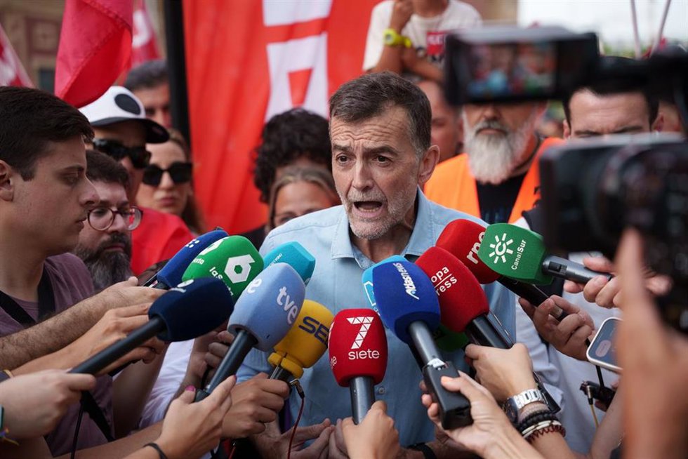 El portavoz de Por Andalucía y coordinador federal de Izquierda Unida, Antonio Maíllo, atienden a los medios con motivo de la movilización convocada por CCOO en apoyo a los trabajadores del sector logístico de Sevilla. A 22 de junio de 2026 en Sevilla (An