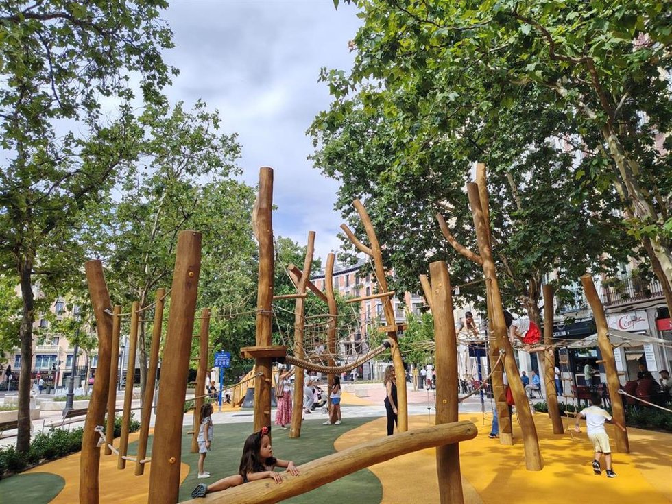 Chamartín reestrena la plaza de Chamberí con una nueva fuente y un templete reubicado