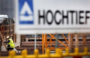 Archivo - Logo de Hochtief, filial alemana de ACS.