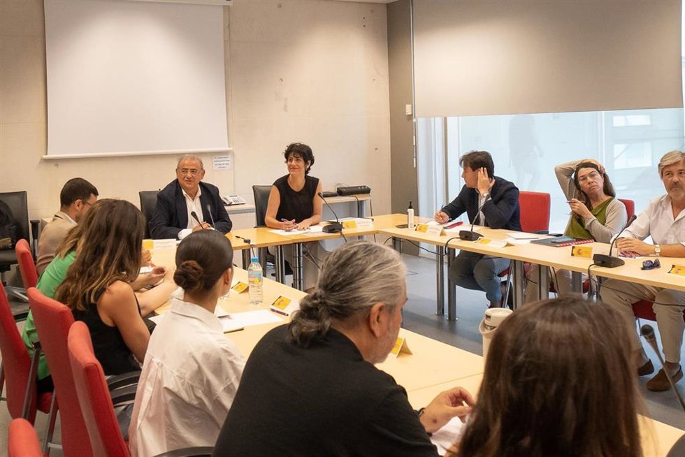 La ministra de Inclusión, Seguridad Social y Migraciones, Elma Saiz, durante una visita para conocer de primera mano la evolución del proceso de regularización de migrantes en Baleares.