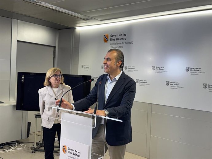 El conseller de Educación, Antoni Vera, en rueda de prensa este lunes