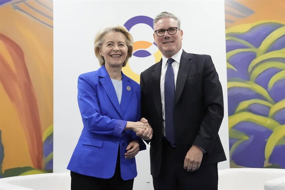 Archivo - La presidenta de la Comisión Europea, Ursula von der Leyen, y el primer ministro británico, Keir Starmer, en una imagen de archivo.