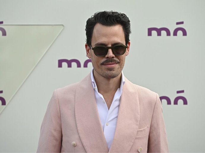 Lucir un look mediterráneo nunca antes había sido tan fácil: Juan Avellaneda se atreve con traje cruzado y alpargatas