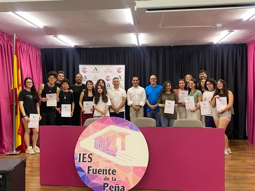Entrega de certificación de participación al alumnado del programa 'Investiga y Descubre'