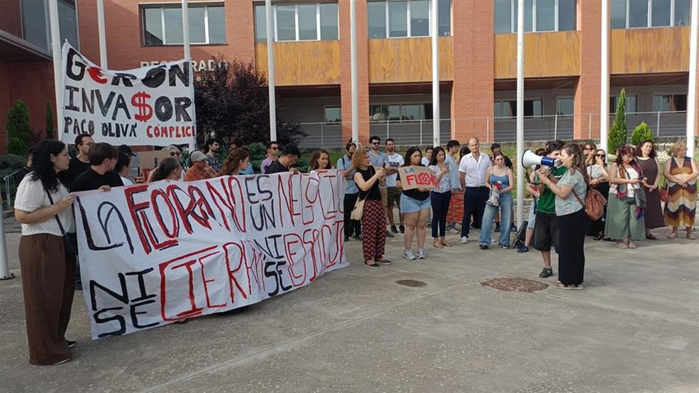 Hornillo participa en el acto de protesta a las puertas del Rectorado de la UPO en protesta por el "intento de privatización" de la residencia Flora Tristán