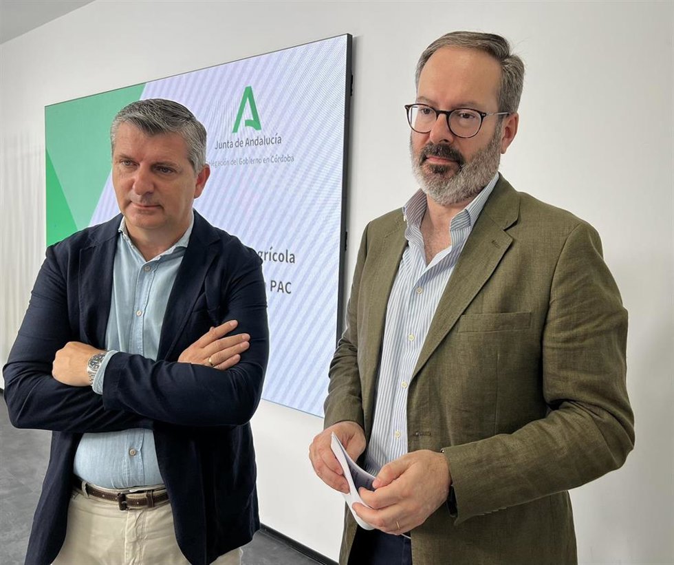 El delegado del Gobierno andaluz en Córdoba, Adolfo Molina (dcha.), acompañado por el delegado territorial de Agricultura, Pesca, Agua y Desarrollo Rural, Francisco Acosta.