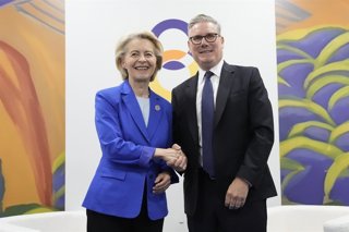 Archivo - La presidenta de la Comissió Europea, Ursula von der Leyen, i el primer ministre britànic, Keir Starmer