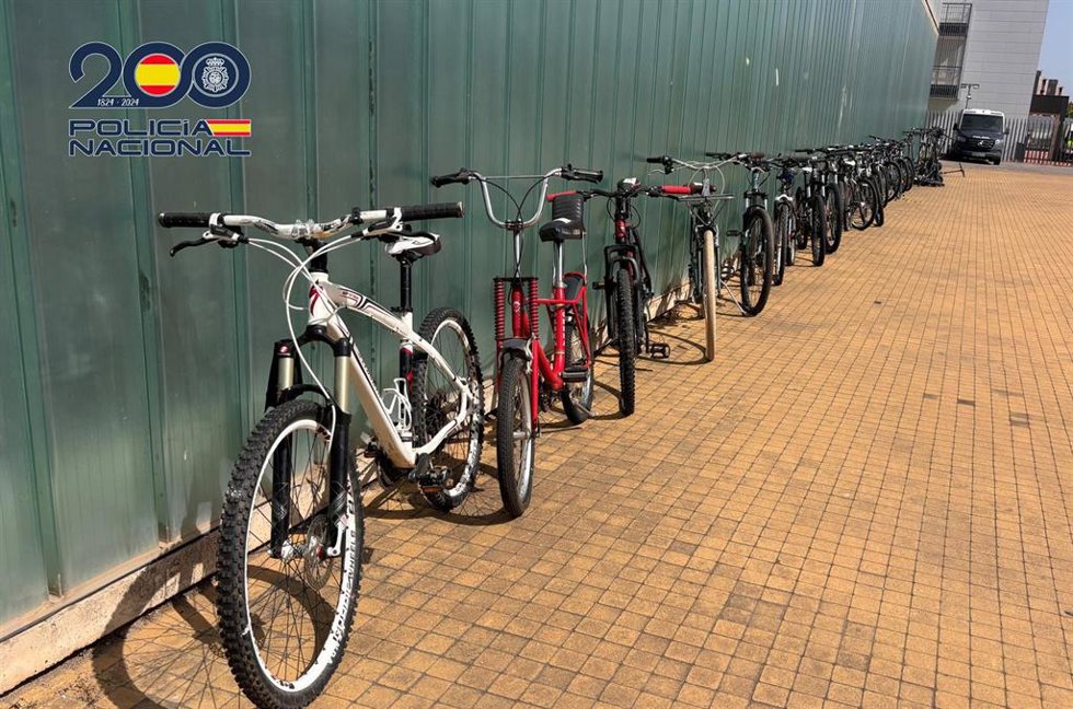 Policía Nacional expone 17 bicicletas y 24 patinetes eléctricos sustraídos en Logroño para que sus dueños los recuperen
