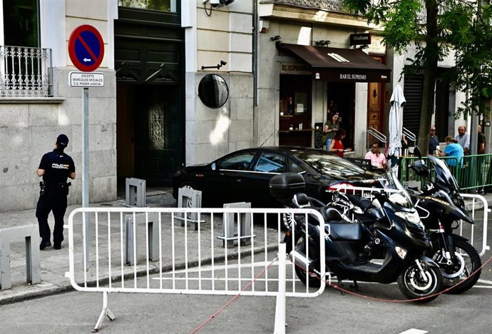 Un coche a su llegada a la sede del Consejo General del Poder Judicial (CGPJ) para la reunión sobre si expedienta al juez Juan Carlos Peinado