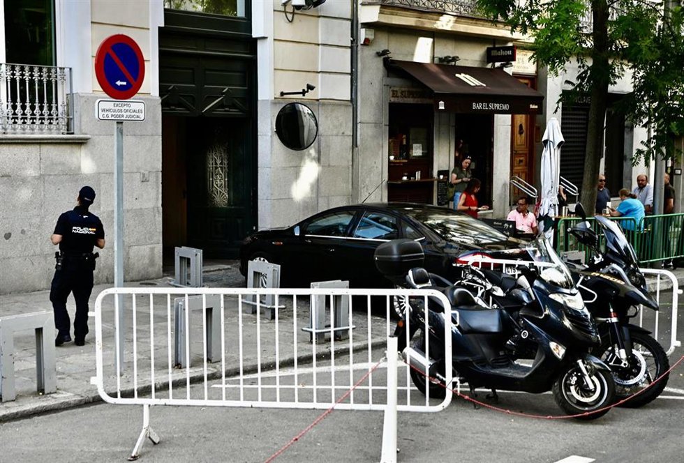 Un coche a su llegada a la sede del Consejo General del Poder Judicial (CGPJ) para la reunión sobre si expedienta al juez Juan Carlos Peinado