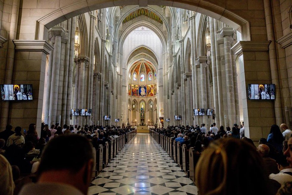 Archivo - Celebración de la eucaristía de Domingo de Pascua de Resurrección, en la Catedral de la Almudena, a 5 de abril de 2026, en Madrid (España).