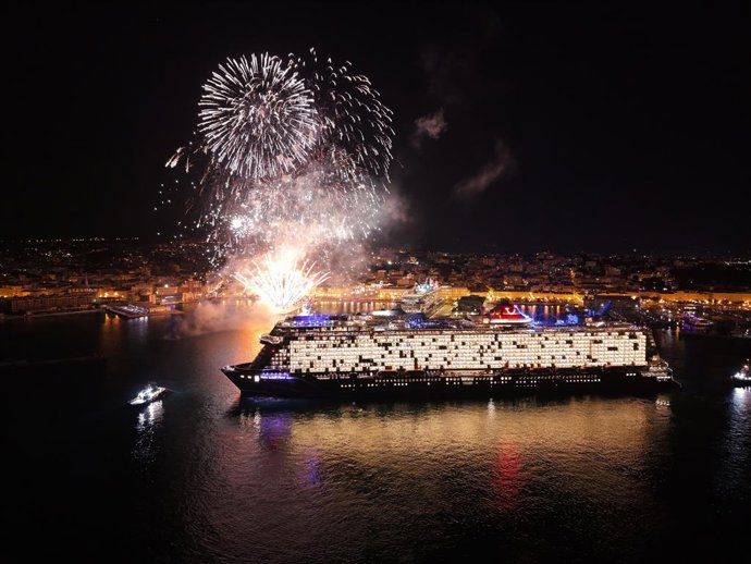 Mein Schiff Flow, nombre oficial: tres madrinas, un barco y un flujo compartido 
