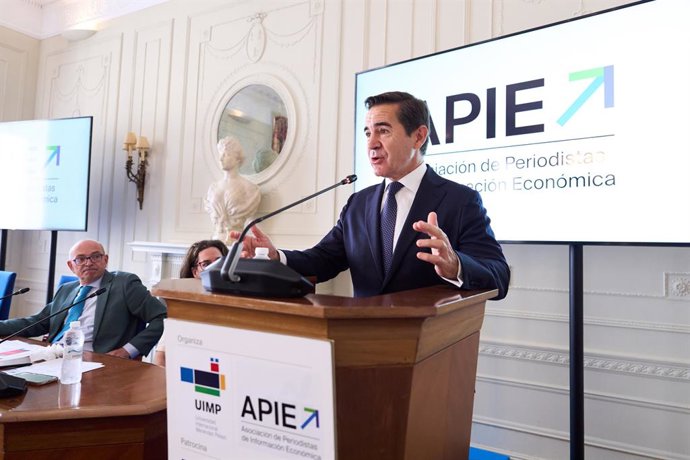 El presidente del BBVA, Carlos Torres Vila, inaugura el seminario de APIE (Asociación de Periodistas de Información Económica), en la Universidad Internacional Menéndez Pelayo (UIMP), a 22 junio de 2026, Santander, Cantabria (España).