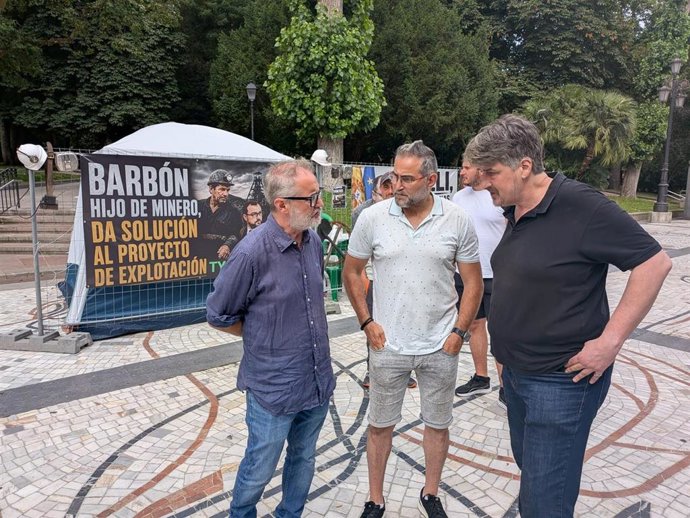 El portavoz parlamentario de Convocatoria por Asturies, Xabel Vegas, junto al diputado de Sumar en el Congreso, Rafa Cofiño, y el representante de CCOO en TYC Narcea, Carlos Menéndez, en el Campo de Sanfracisco, de Oviedo.