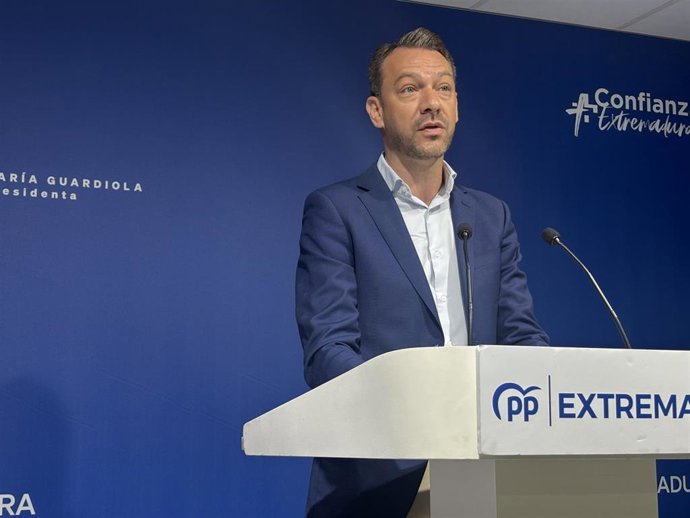 El portavoz del PP de Extremadura, Luis Miguel Núñez, en rueda de prensa