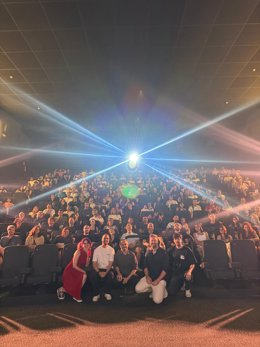 Equipo del proyecto con los asistentes a la premiere