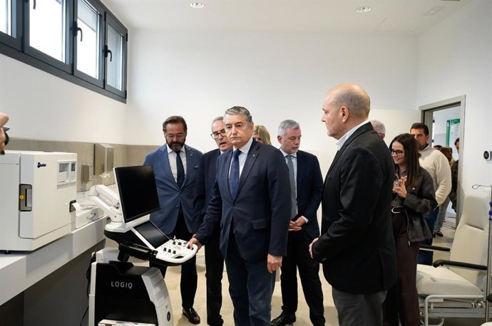 El consejero de Sanidad, Presidencia y Emergencias en funciones, Antonio Sanz, en el centro de salud de Salobreña (Granada)