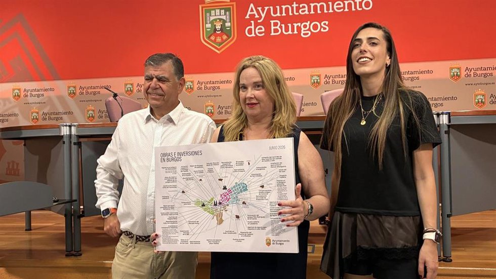 A alcaldesa, flanquada por Manso y Ballesteros.