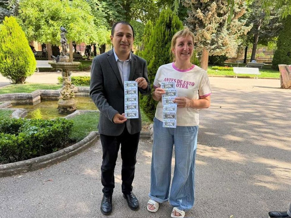 Luis Alberto Pareja y Yolanda Santos presentan el cupón dedicado a la Alameda de Cervantes de Soria