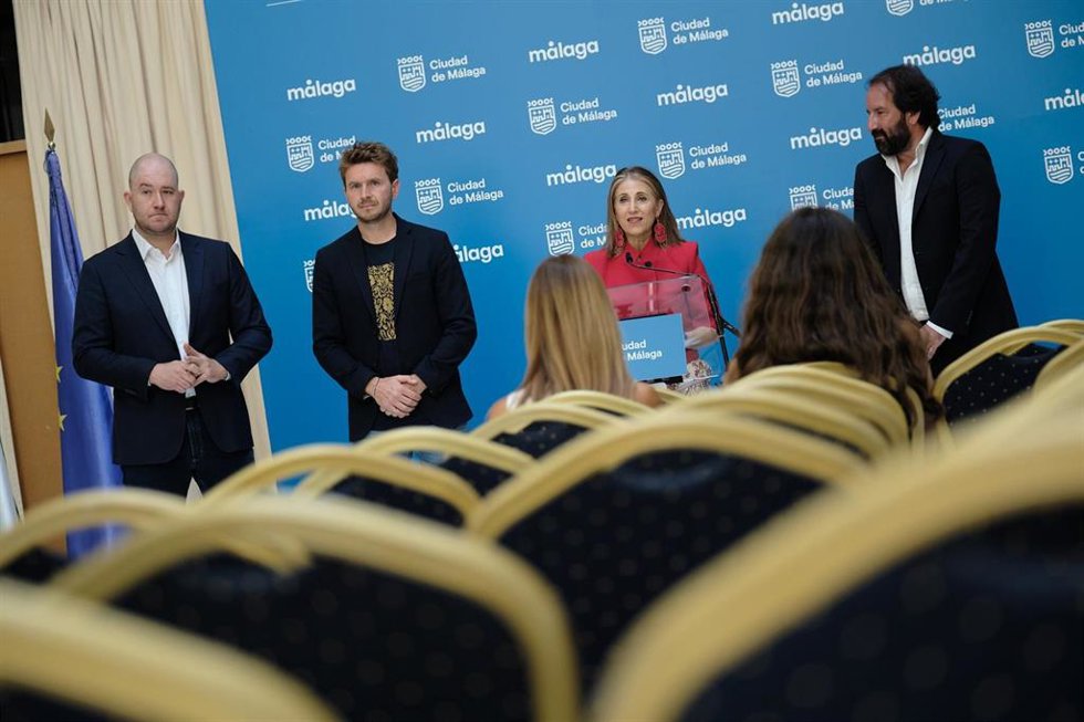 La concejala delegada de Educación y Fomento del Empleo, María Paz Flores; el representante de Cambridge, Alejandro del Nogal, el director de la Alianza Francesa de Málaga, Sullivan Benetier y el presidente de la Dante Alighieri, Daniele Palumbo.