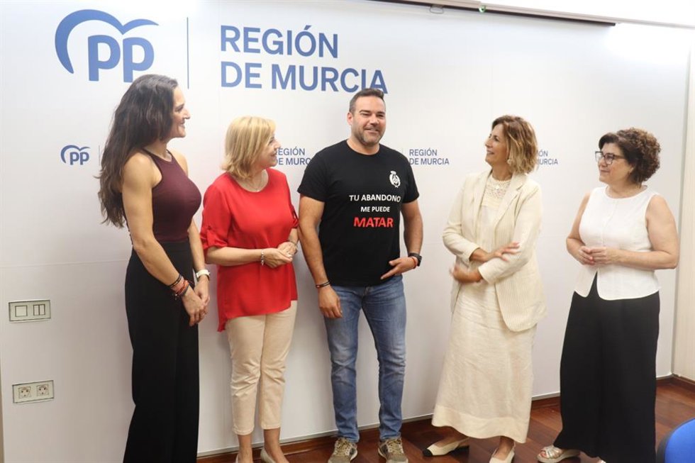 Senadoras y diputadas del PP junto a representantes del sindicato de funcionarios de prisiones ‘Tu abandono me puede matar’