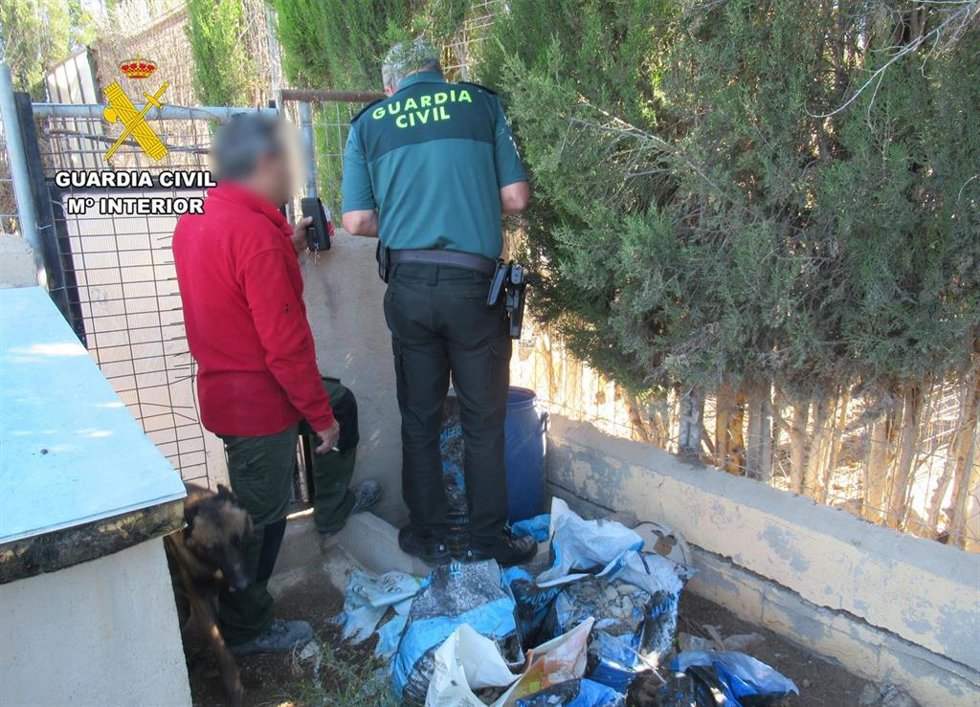 Agentes de la Guardia Civil inspeccionan la finca de un vecino de Cieza (Murcia) al que se le instruyen diligencias como presunto autor de delito contra animales.