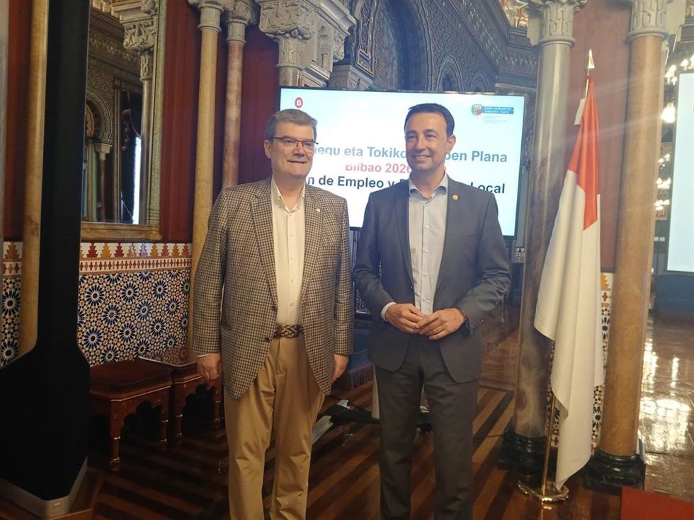 El alcalde de Bilbao, Juan Mari Aburto, y el consejero de Economía, Trabajo y Empleo del Gobierno Vasco, Mikel Torres, en la presentación del plan de empleo y desarrollo local de Bilbao 2026-30.