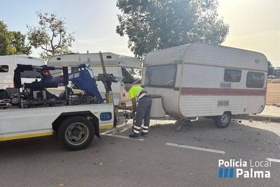 Una grúa retira una caravana abandonada en Son Güells.